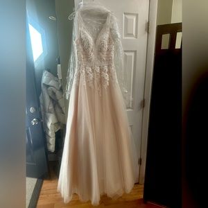 Lace V Neck Prom/Wedding Dress Size XS (00)